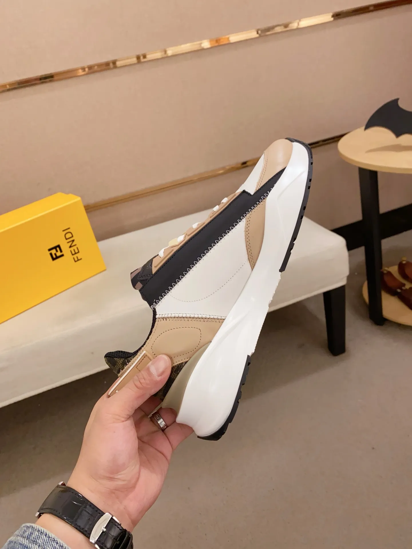Men's shoes💰: 540💰(Higher version) [Fendi] Fendi's latest casual shoes for men! Available at counters simultaneously! A one-to-one replica of the original. Made entirely of imported top-grain calfskin, the interior is made of top-grain water-dyed cowhide, and the original factory-supplied rubber outsole. Leading new fashion concepts. Matching code: 38-44. 45 can be customized and non-returnable!